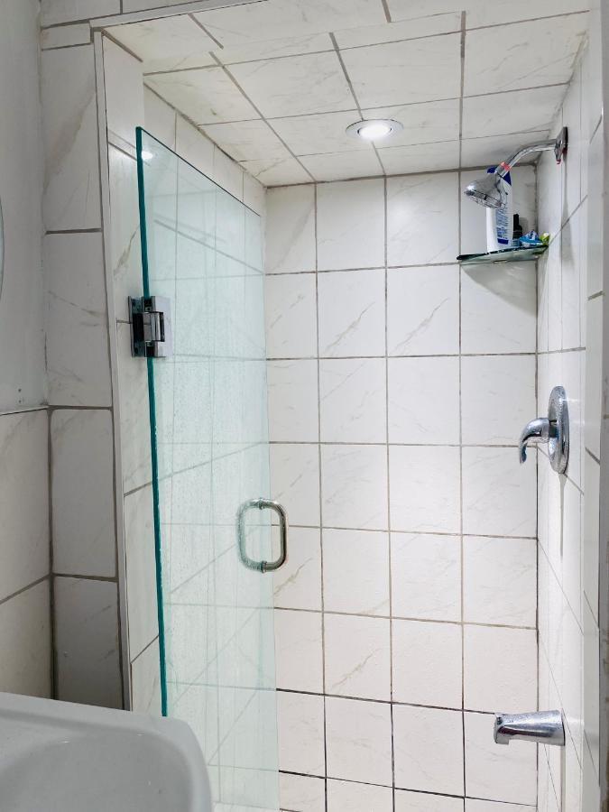 Lovely III 3 Bedrooms Apartment Space Share East York A Room Toronto Exterior photo