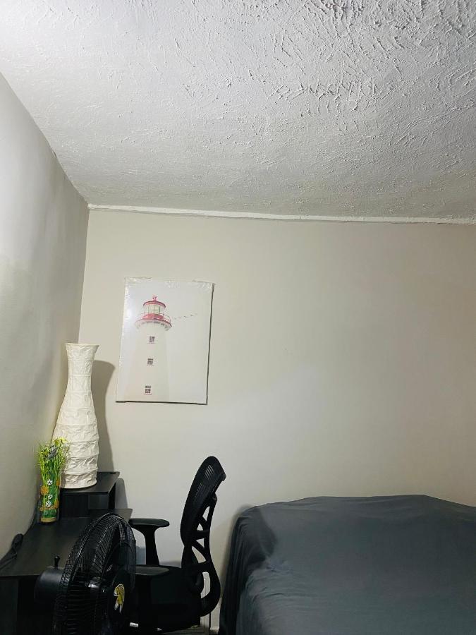 Lovely III 3 Bedrooms Apartment Space Share East York A Room Toronto Exterior photo